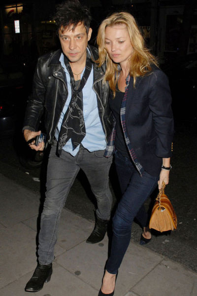 Kate Moss夫妇7月街拍 穿衣风格相互呼应