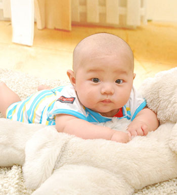 夏季宝宝抹爽身粉需注意 不要抹到女宝大腿内侧