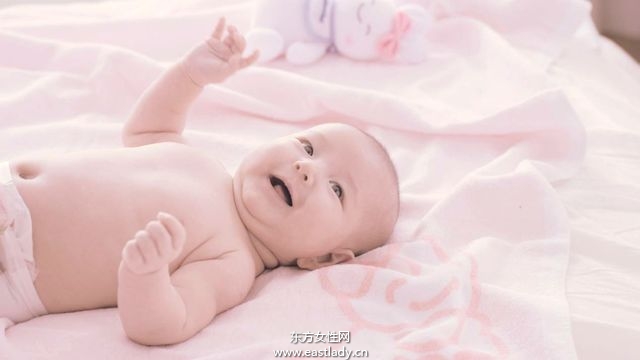 新手妈妈如何喂奶 轻松哺乳三姿势