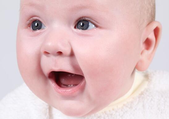 宝宝长牙的症状会有哪些呢 长牙时期该注意什么
