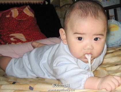 新生宝宝吐奶的原因