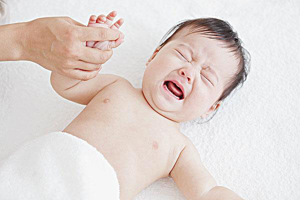 婴儿大便有泡沫怎么办 揭婴儿大便的七种异状