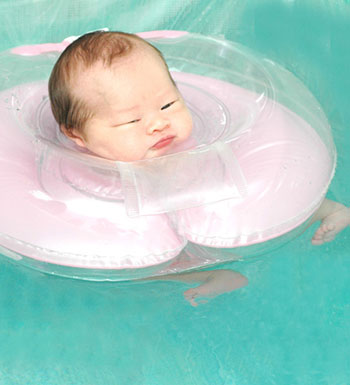 婴儿学游泳好不好  婴儿学游泳的好处