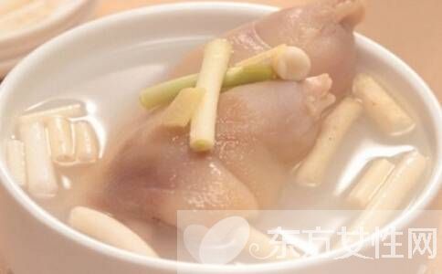 下奶猪蹄汤的做法 这些做法每天可以换着吃哦