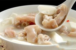 下奶猪蹄汤的做法 这些做法每天可以换着吃哦