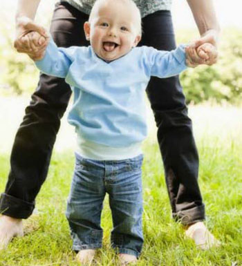 经常给孩子热水泡脚当心变成扁平足