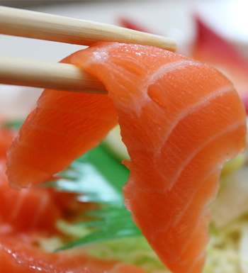 孕妇吃三文鱼好处多 减轻水肿防抑郁