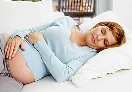 孕妇睡姿关系胎儿发育 快来学习孕妇的正确睡姿