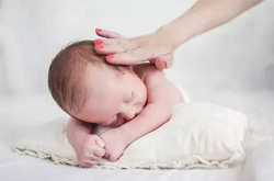 婴儿什么时候用枕头 专家称没必要马上给枕头