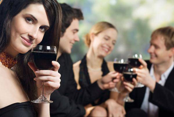 喝酒可帮你缓解痛经 但需适量