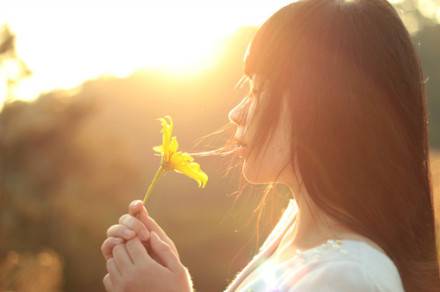 女性跷二郎腿需注意 易引发痛经加重