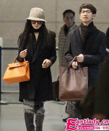 Miu Miu 2011系列手袋单搭肩挎背造型低调随意