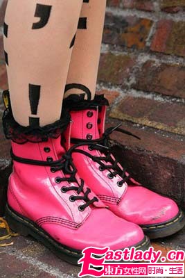 袜子低调鞋子当主角   五彩斑斓的腿部时尚