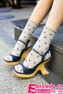 袜子低调鞋子当主角   五彩斑斓的腿部时尚