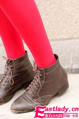 袜子低调鞋子当主角   五彩斑斓的腿部时尚