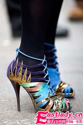 袜子低调鞋子当主角   五彩斑斓的腿部时尚