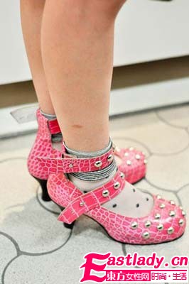 袜子低调鞋子当主角   五彩斑斓的腿部时尚