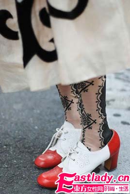 袜子低调鞋子当主角   五彩斑斓的腿部时尚