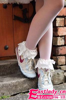 袜子低调鞋子当主角   五彩斑斓的腿部时尚