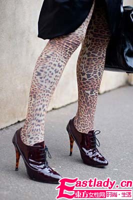 袜子低调鞋子当主角   五彩斑斓的腿部时尚