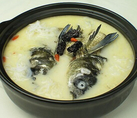 孕妇下肢浮肿怎么办 红枣黑豆炖鲤鱼