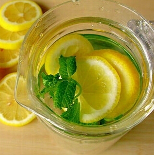 柠檬片泡水减肥法 什么时候喝柠檬水最好