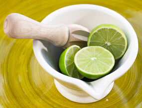 柠檬片泡水的功效 柠檬蜂蜜水排毒养颜