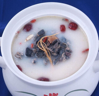 何首乌功效调养肝肾 炖乌鸡生津止渴