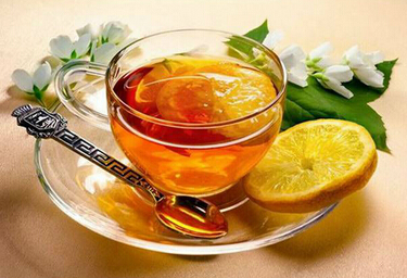 柠檬片泡水的功效 柠檬蜂蜜水排毒养颜