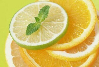 柠檬片泡水的功效 柠檬蜂蜜水排毒养颜