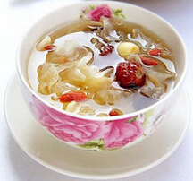 红枣银耳莲子羹 银耳莲子羹的做法与功效