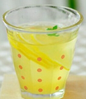 柠檬片泡水的功效 柠檬蜂蜜水排毒养颜