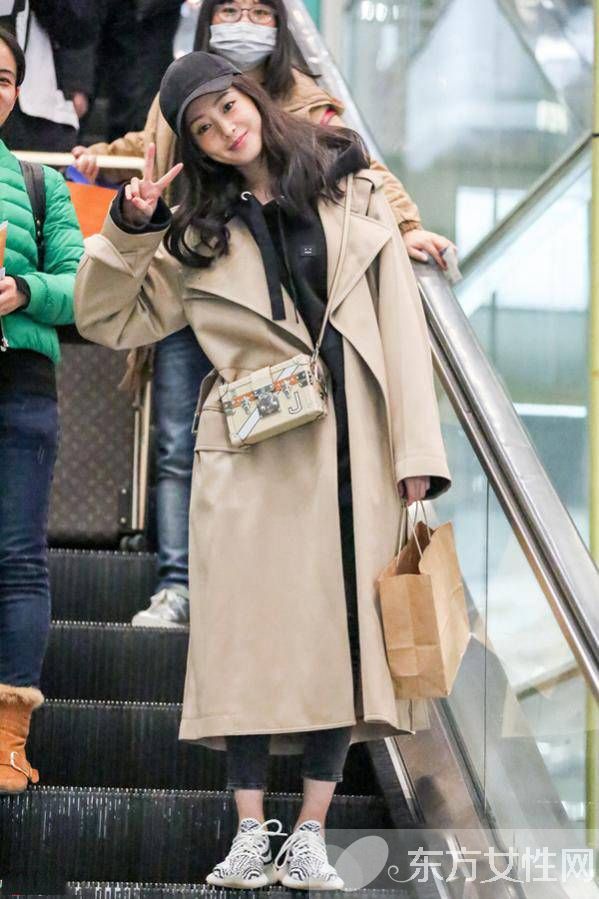 卡其色风衣3月来“叫春” 刘亦菲敞开穿气场足