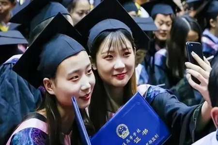 “榜一大哥”骗女主播近91万获刑 网友：靠实力骗回来