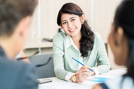 他人自愿加班，我完成义务就下班，可老板照样对我有定见