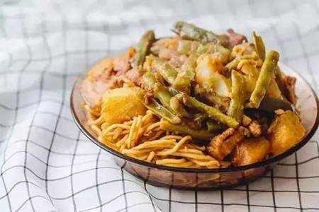 锅贴脆香多汁口味多，女生如何制作美味小吃