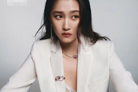 关晓彤镂空西装大片曝光 身穿白色镂空内衣好A