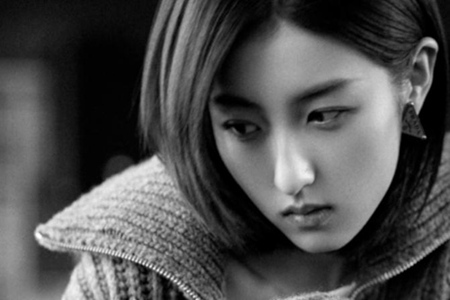 张子枫今日最新消息 罕见玩性感穿短裤秀美腿