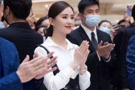 刘诗诗黑白中性风造型超飒 就算离开滤镜生图美貌也耐打