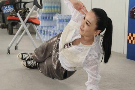 钟丽缇健身房狂练美臀 穿紧身衣凸显其火辣身材