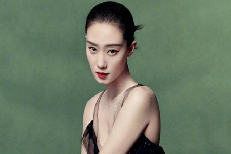 张小斐今日最新消息 穿深V长裙秀性感香肩小蛮腰