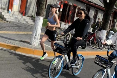 谷爱凌今日最新消息 穿运动背心街头跑步被偶遇