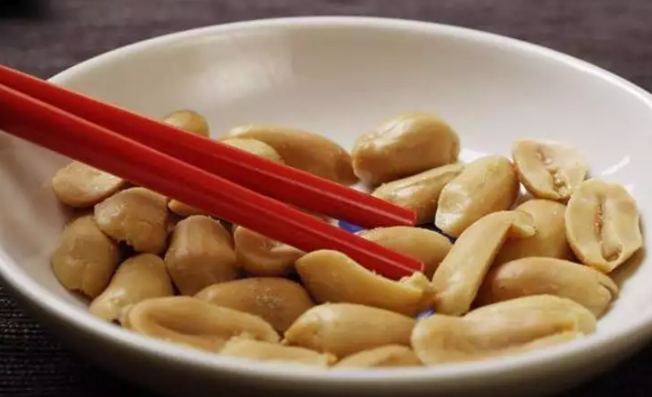 花生是心血管疾病的“祸根”还是营养佳品？提醒：4类人最好少碰