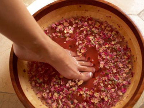 女性泡脚的好处及注意事项：选择适合的药材、时间和水温，保持清洁卫生